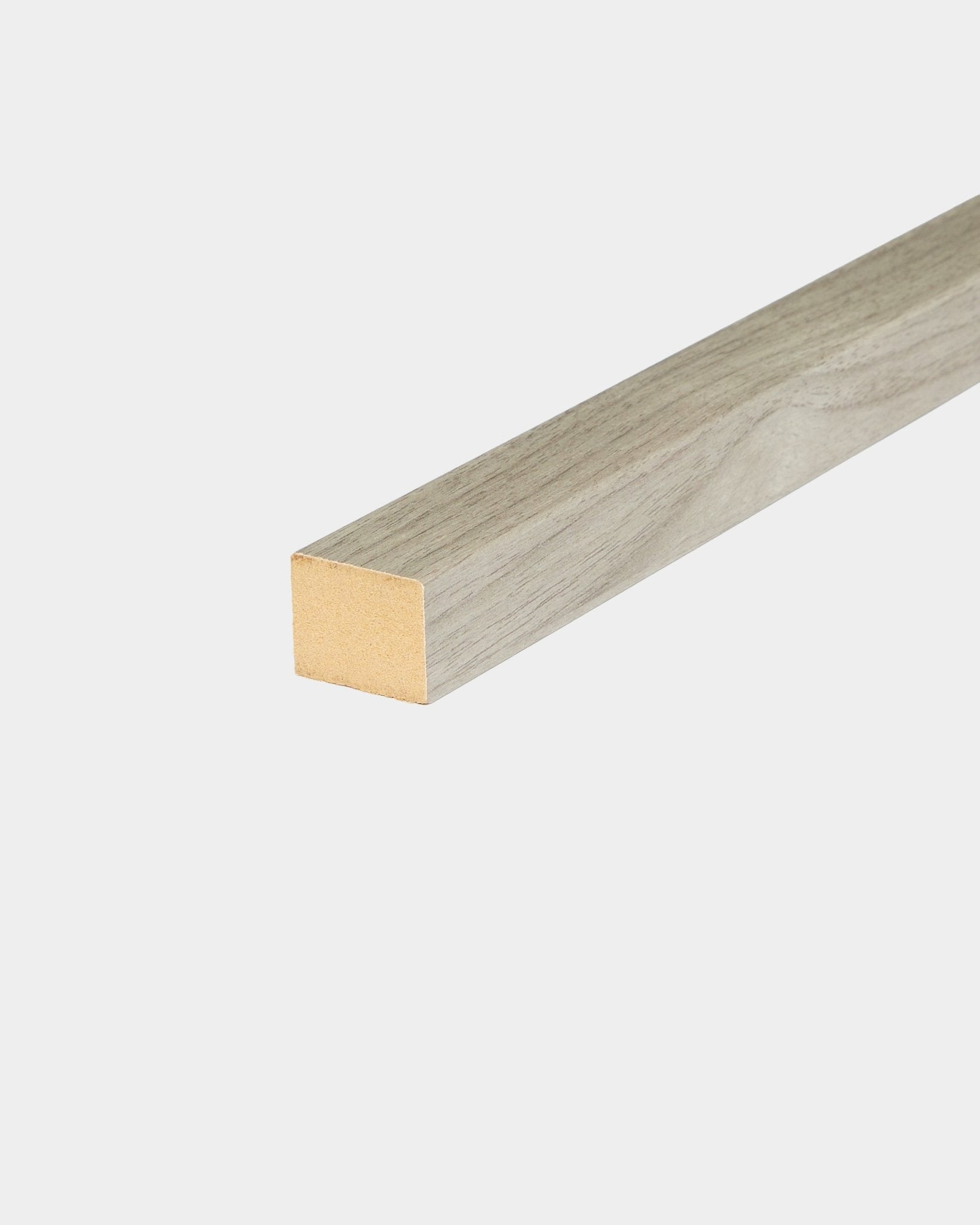 Lamela de extremidade WoodUpp em carvalho envelhecido, com 2,2 cm de largura, concebida para estruturas em MDF ou instalação Akupanel Painel acústico, apresentada sobre um fundo branco liso.